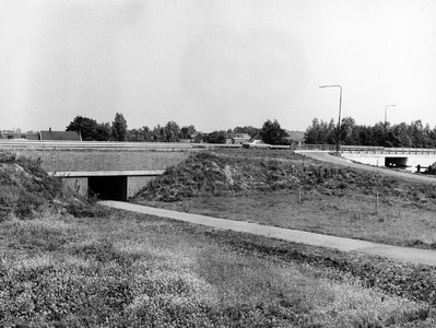 847455 Gezicht op het fietstunneltje onder de Ingenieur Enschedeweg (N212 Woerden - Mijdrecht) te Wilnis, rechts de ...